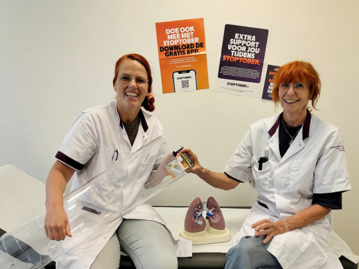 Verpleegkundig specialisten Esther en Sibylla met de stoppot