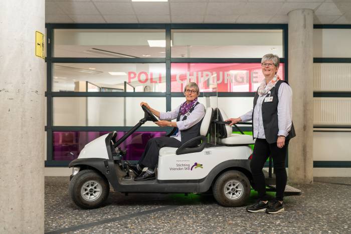 Vrijwilligers Willemien Klomps en Hennie Grievink