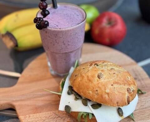 Voorbeeld: gezonde versie smoothie met een vers gemaakt rozijnenbolletje