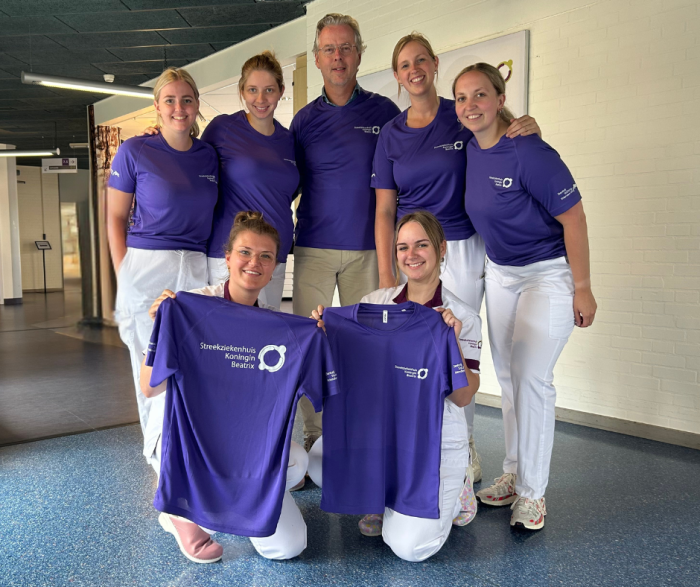 stichting-vrienden-overhandigt-sportshirts-aan-skb-medewerkers.png
