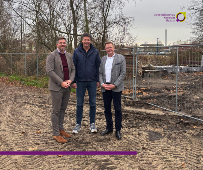 Op de bouwplaats op Park Achterhoek.v.l.n.r. Edwin Maalderink (SKB), Bas Hommelink (Wam&VanDuren), Bart Smit (HOOG). 